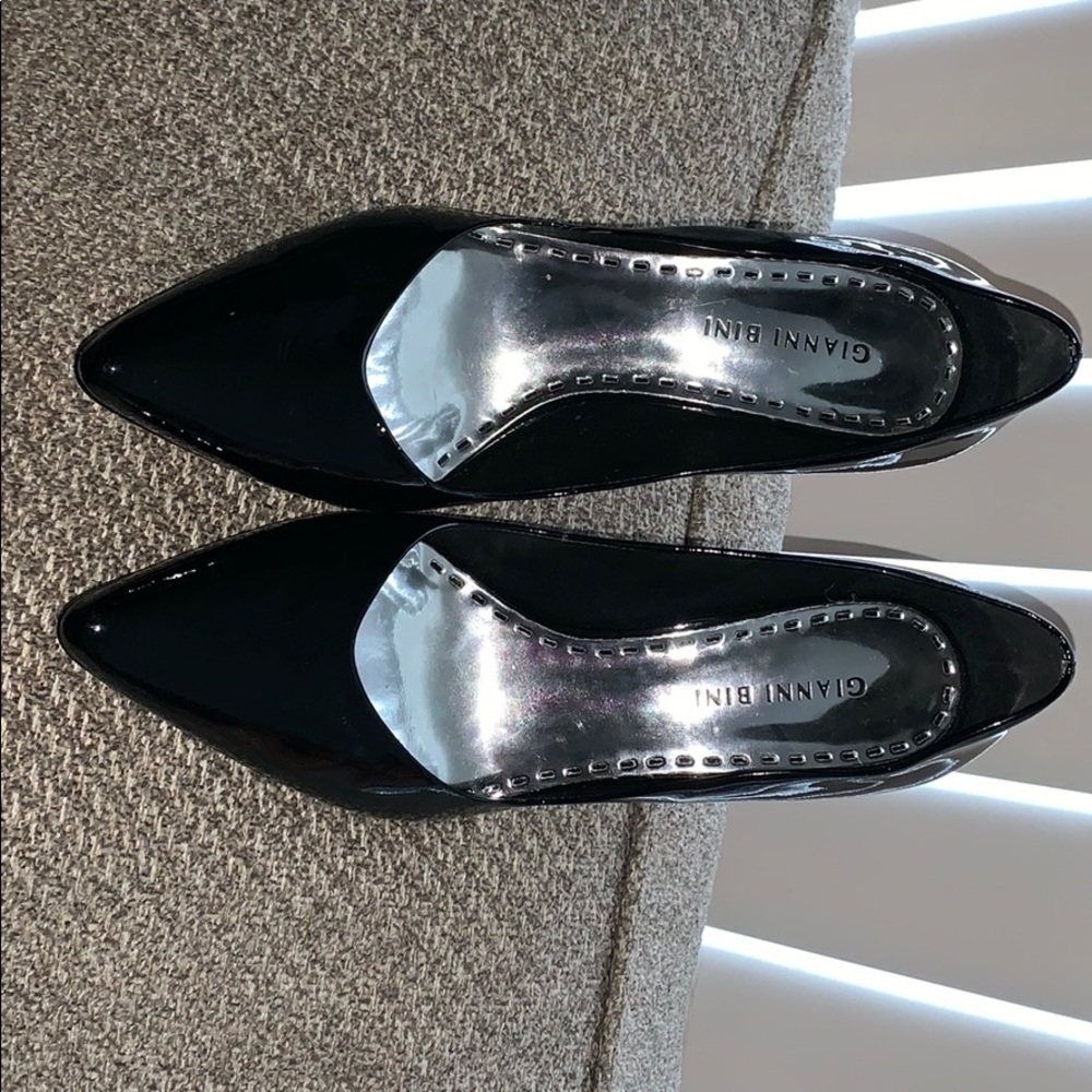Black pre-loved black patent leather pumps.